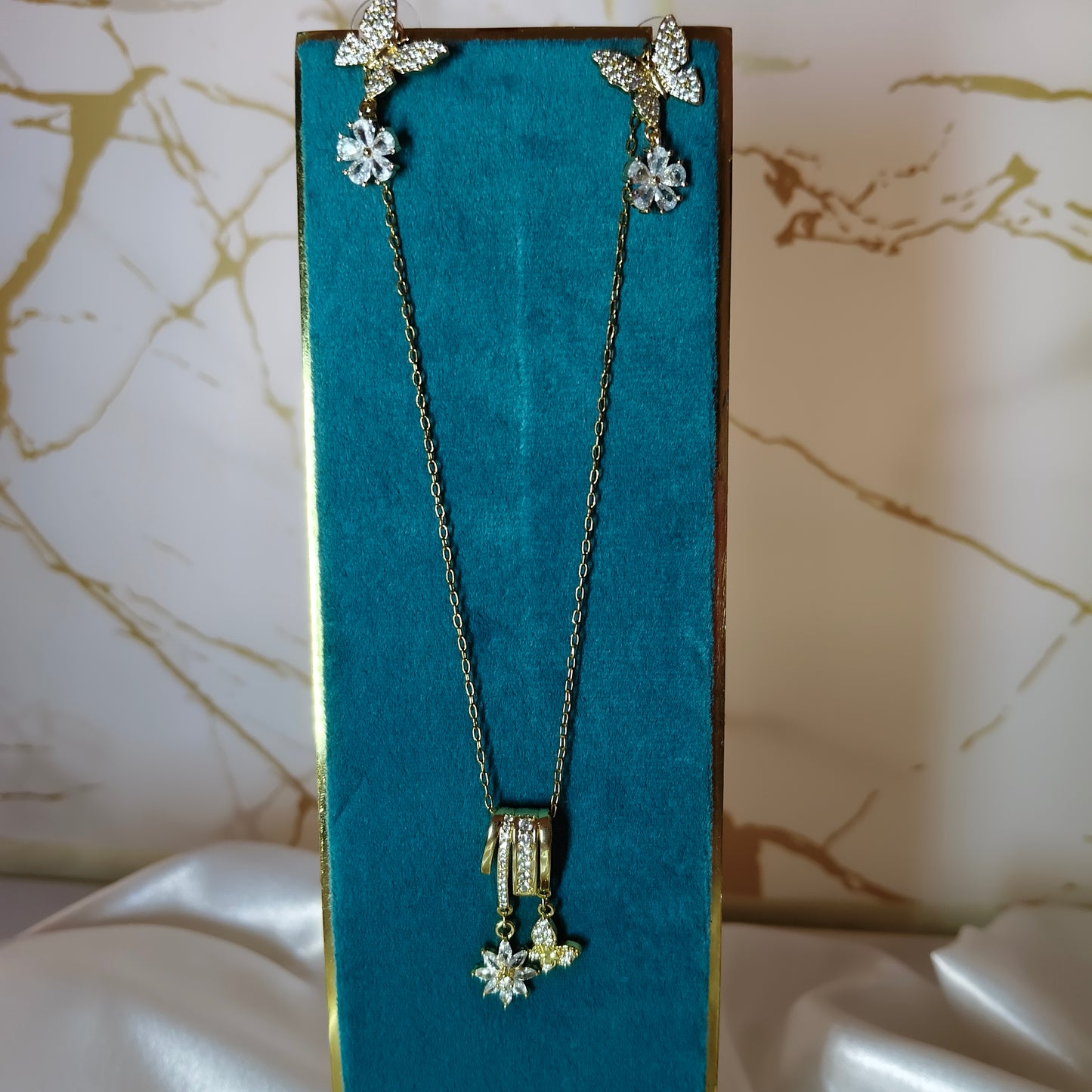 Diamond look Pendant set