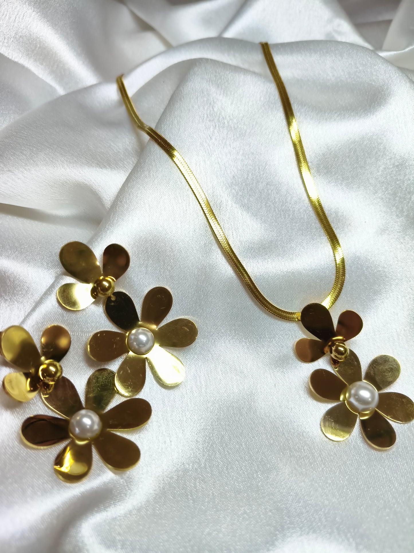 Golden Petal Pendant Set