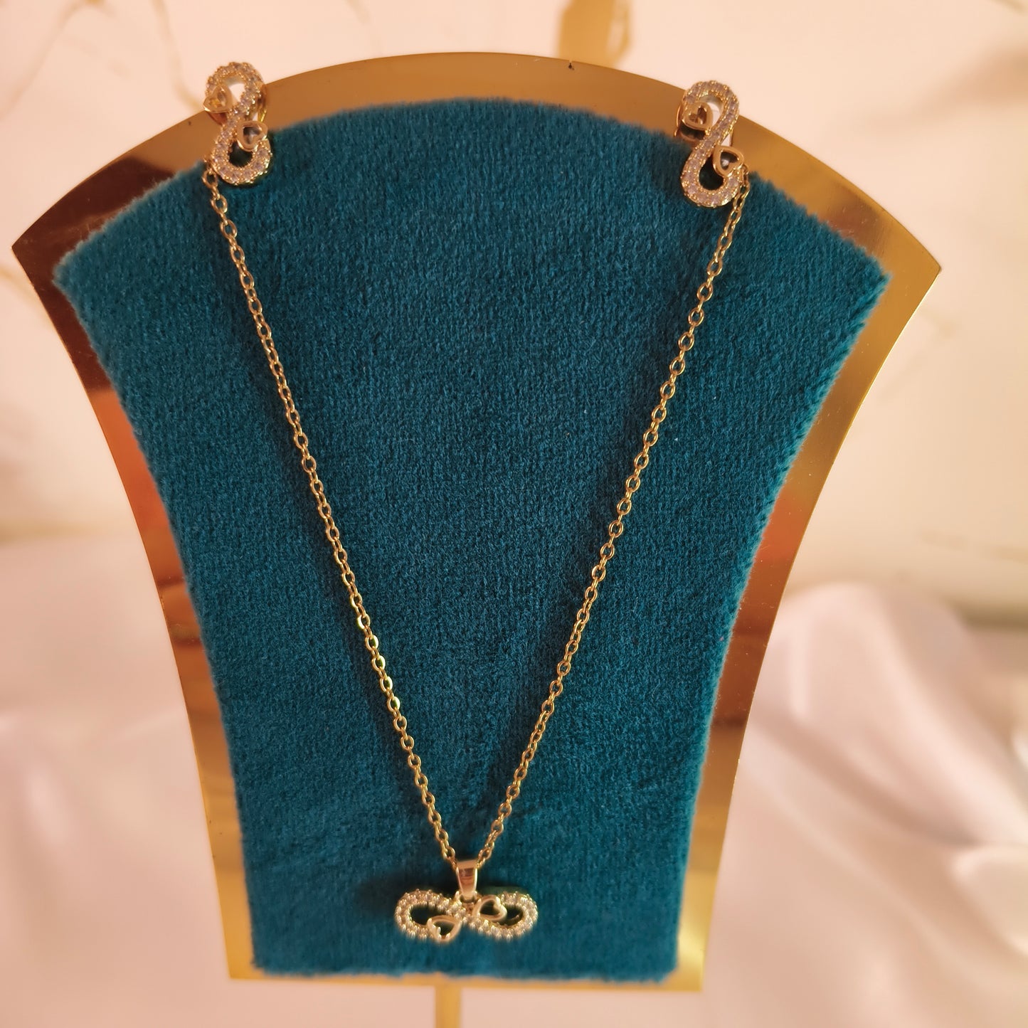 Infinity Diamond look Pendant set