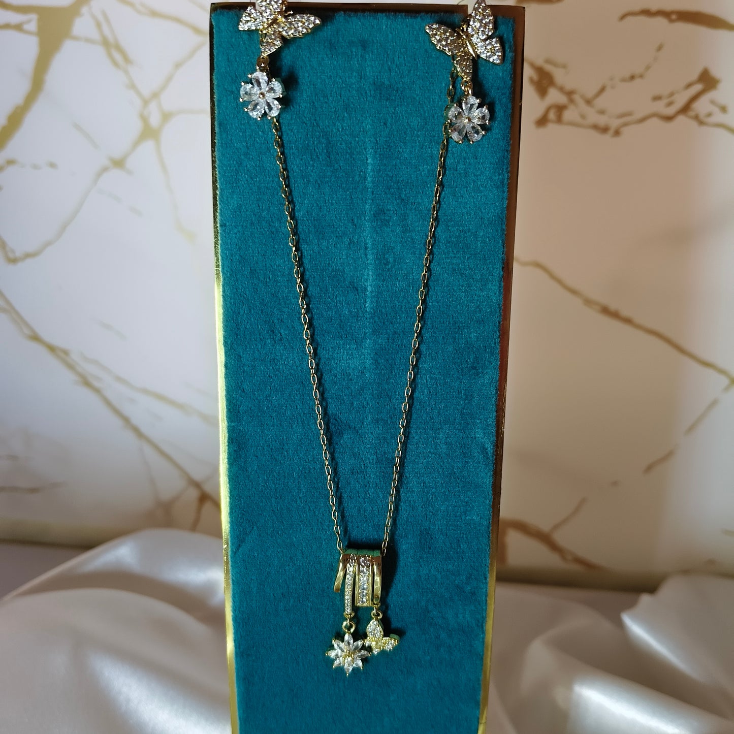 Diamond look Pendant set