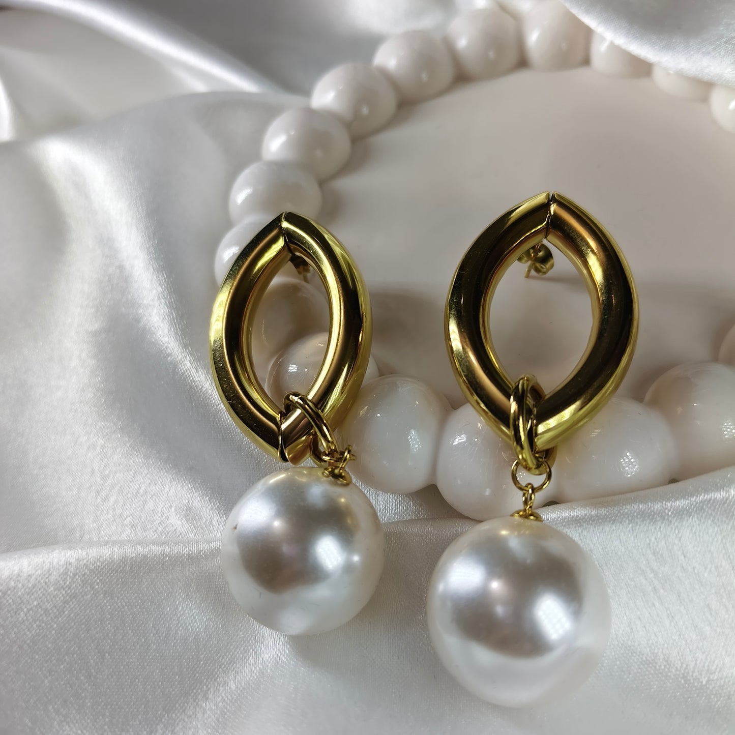 Statement Pearl Earring