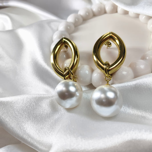 Statement Pearl Earring