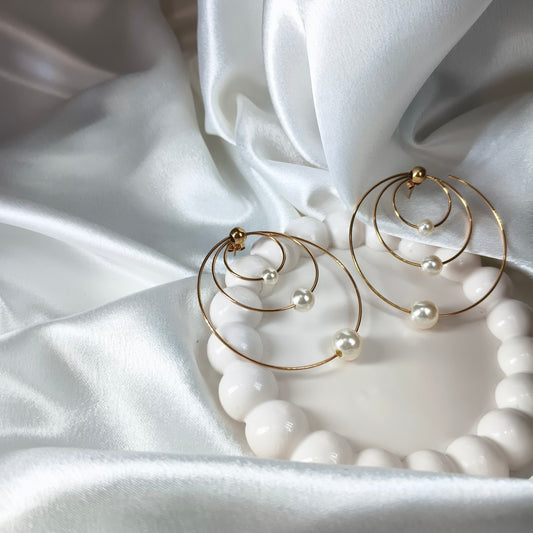 Contemporary Peral Hoop Studs