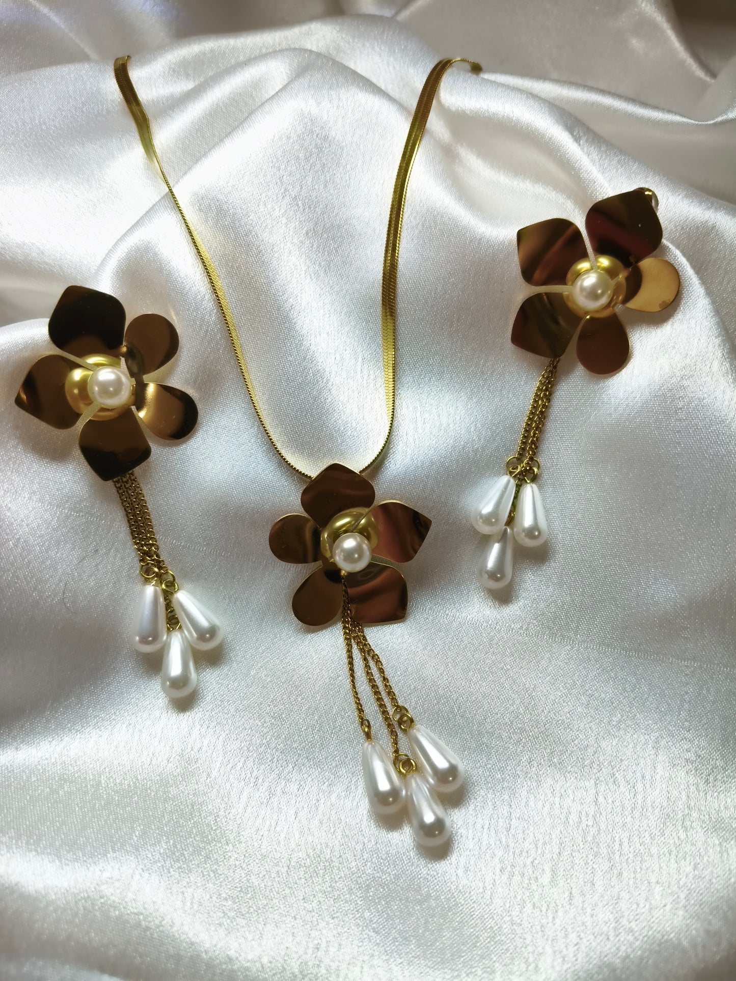 Floral Pearl Drop Pendant Set