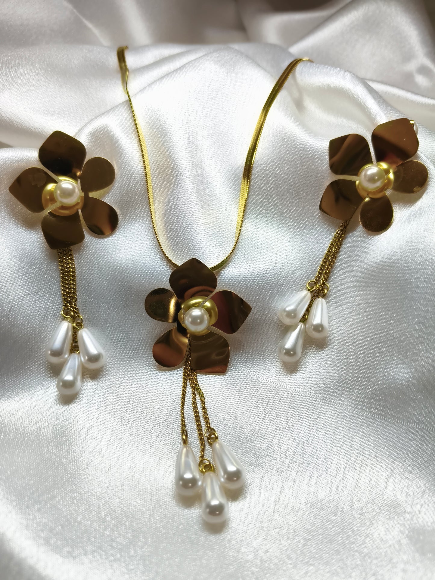 Floral Pearl Drop Pendant Set