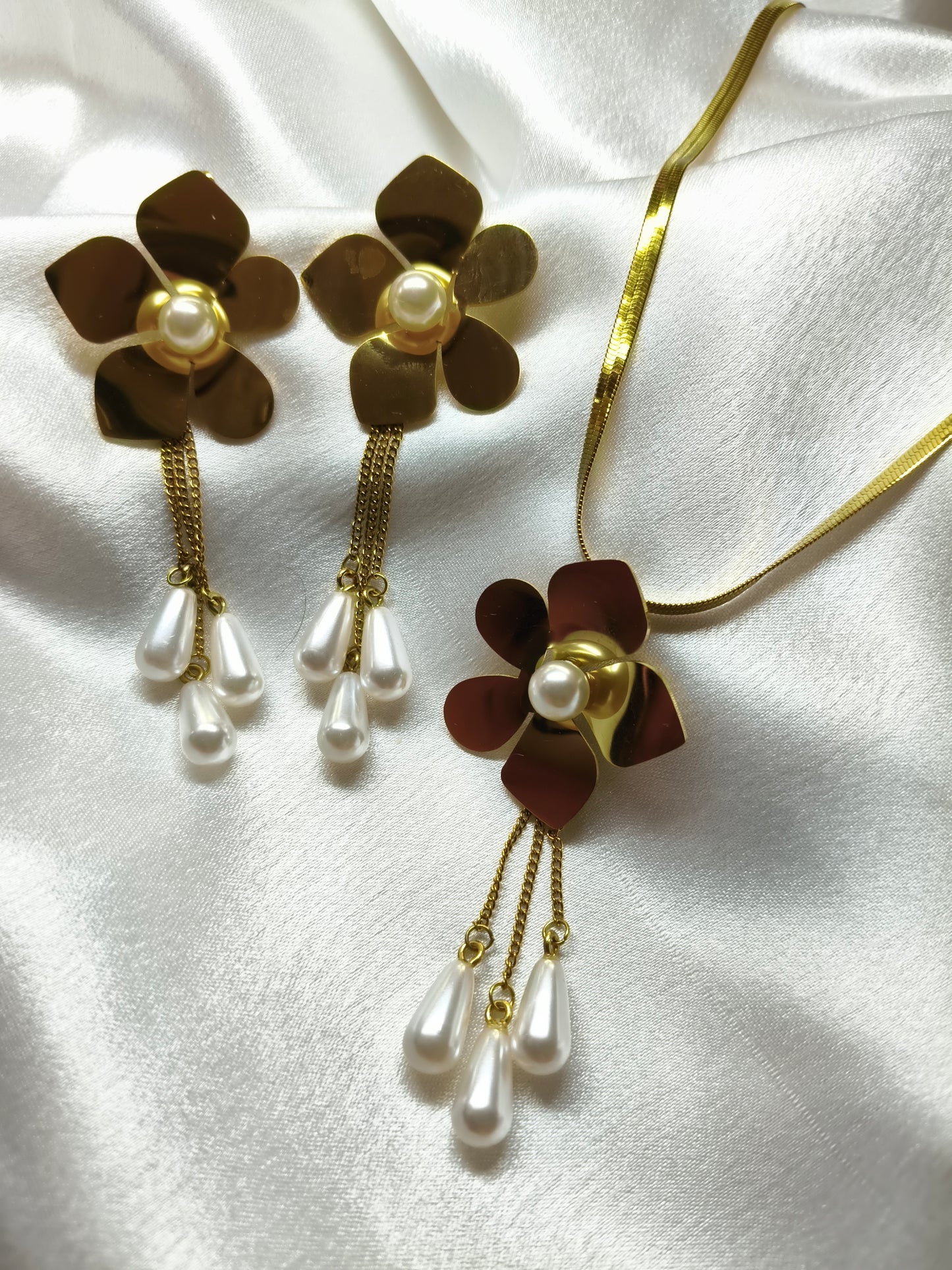 Floral Pearl Drop Pendant Set