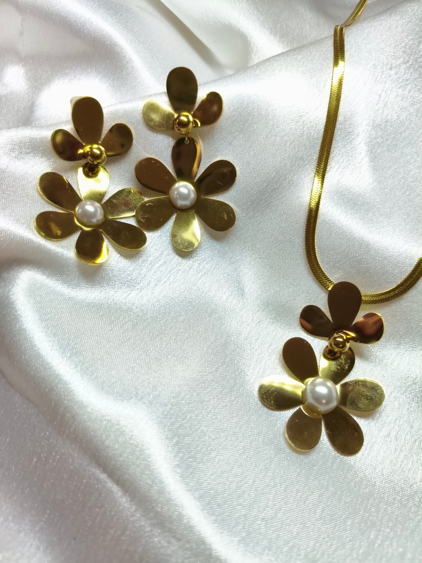Golden Petal Pendant Set