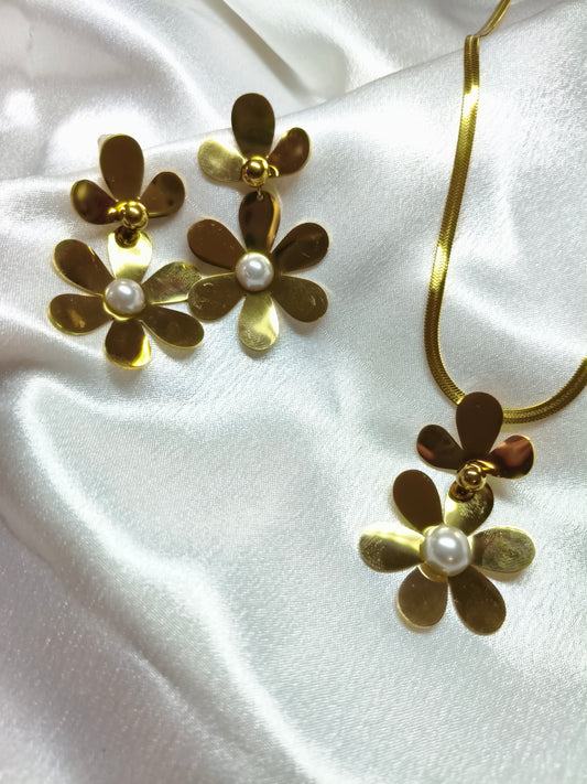 Golden Petal Pendant Set