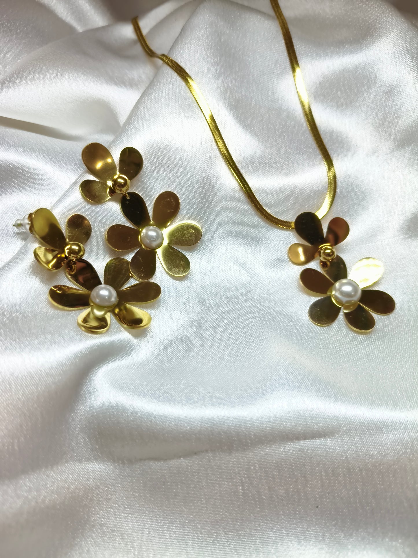 Golden Petal Pendant Set