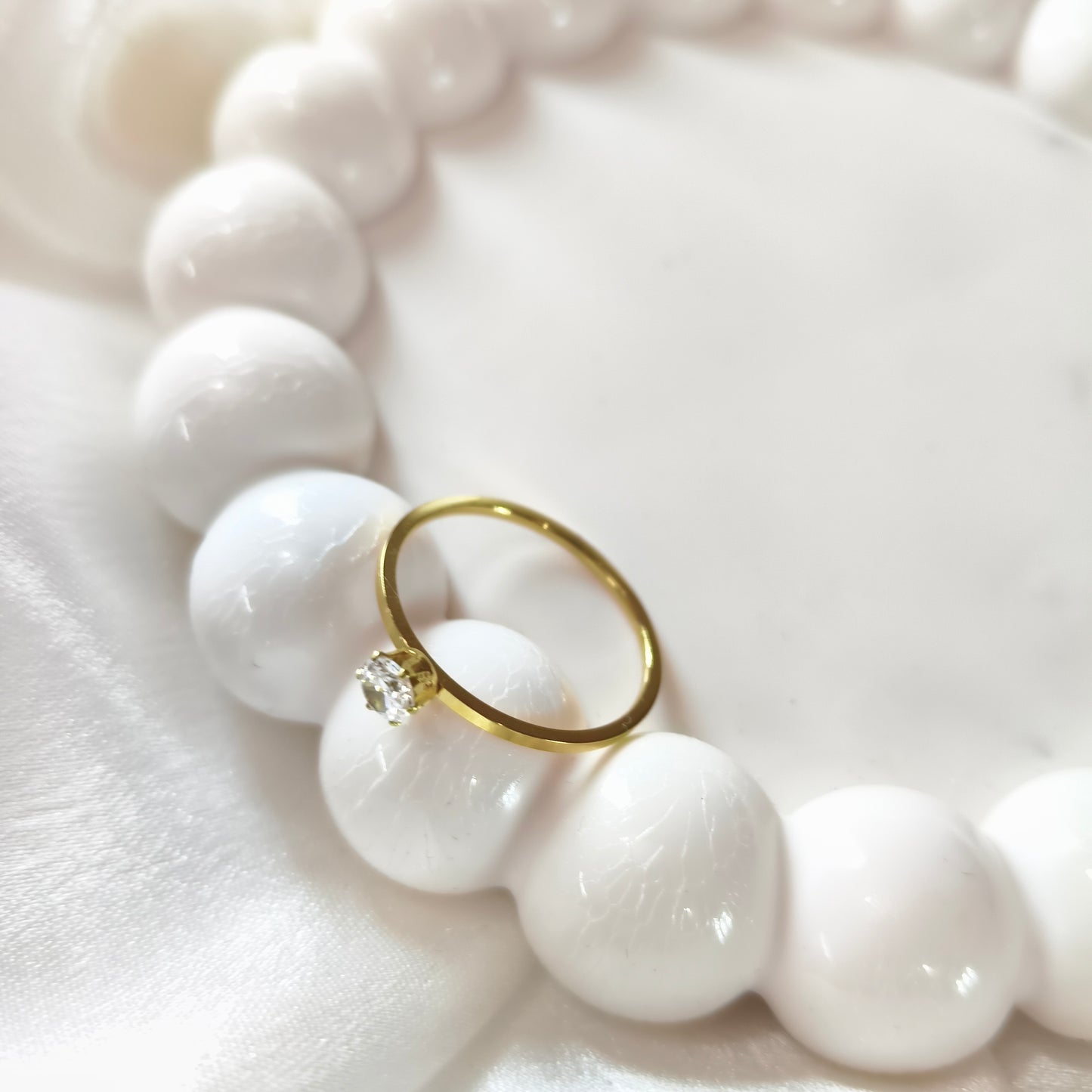 Minimalist Oval Solitaire