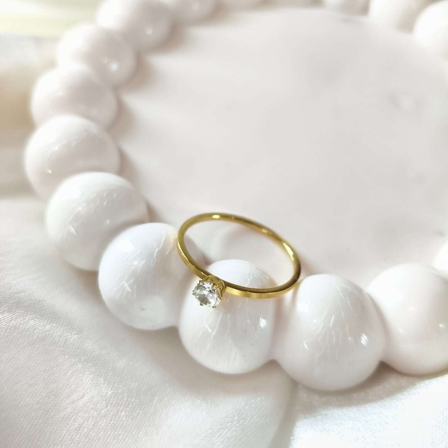 Minimalist Oval Solitaire