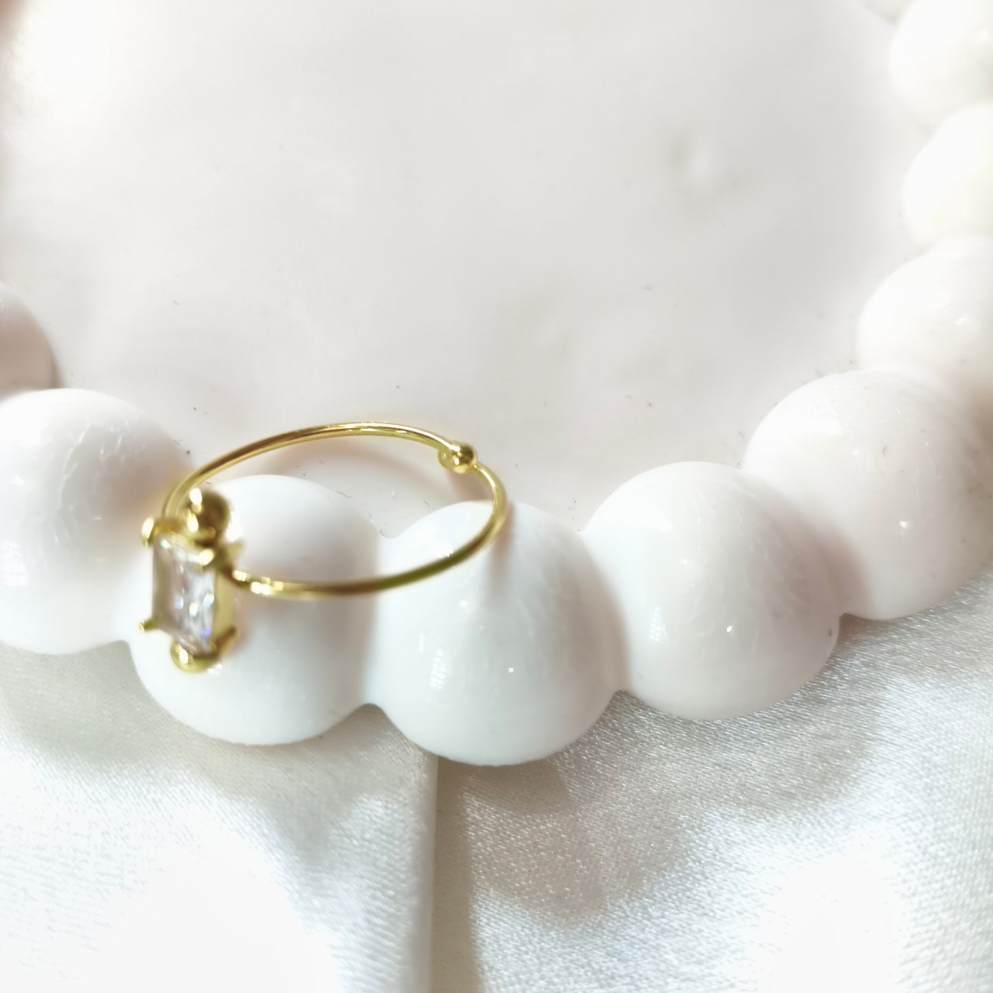 Minimalist Oval Solitaire